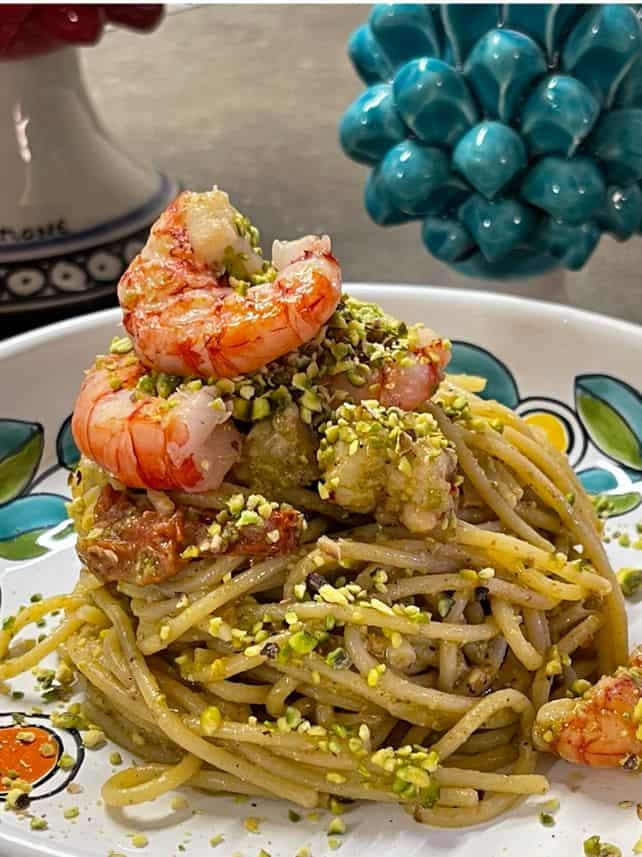 Spaghettoni con pesto di pistacchi e gamberoni - Giusina in Cucina